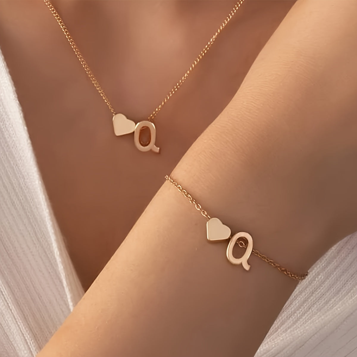 A Stylish And Minimalist Two-Piece Set Featuring a Metal Heart And English Letter Necklace And Bracelet, Perfect for Everyday Commuting Wear.