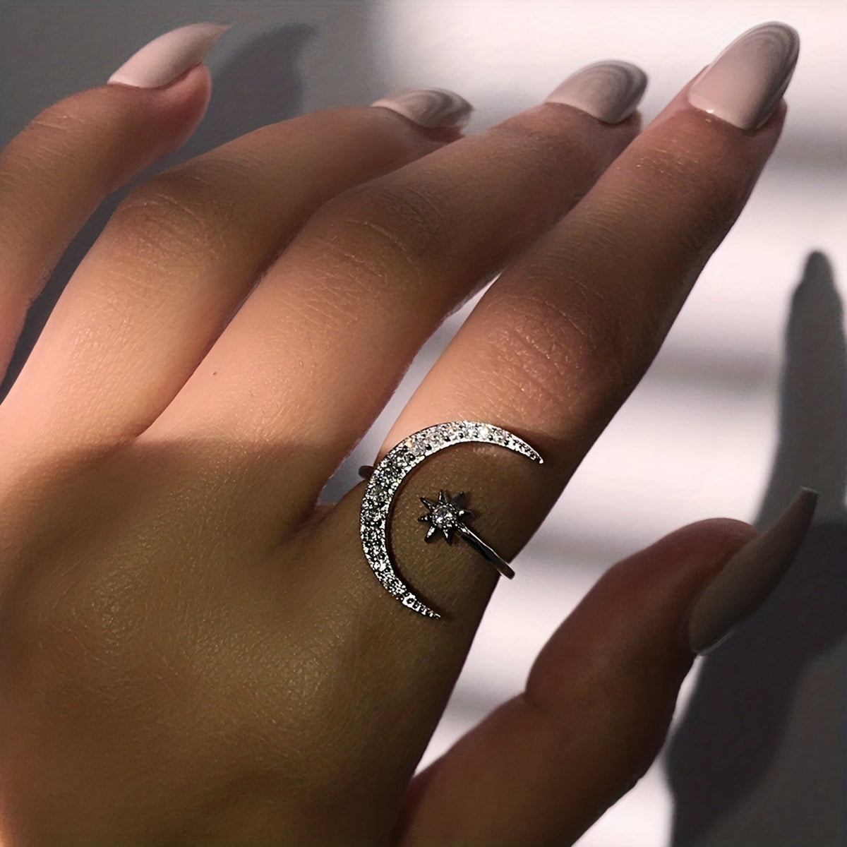 A Minimalist Women'S Ring Made of Zinc Alloy in a Crescent Shape, Gift for Eid, Ramadan